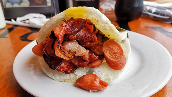Arepa con Salchicha y Tocineta : Restaurante la Parrillita de Pepe