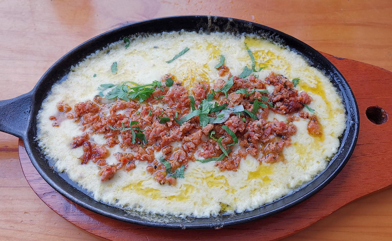 cazuelita-con-chorizo-restaurante-santokatrin-foodcourt-oxigeno-human-playground-san-francisco-heredia-29072023