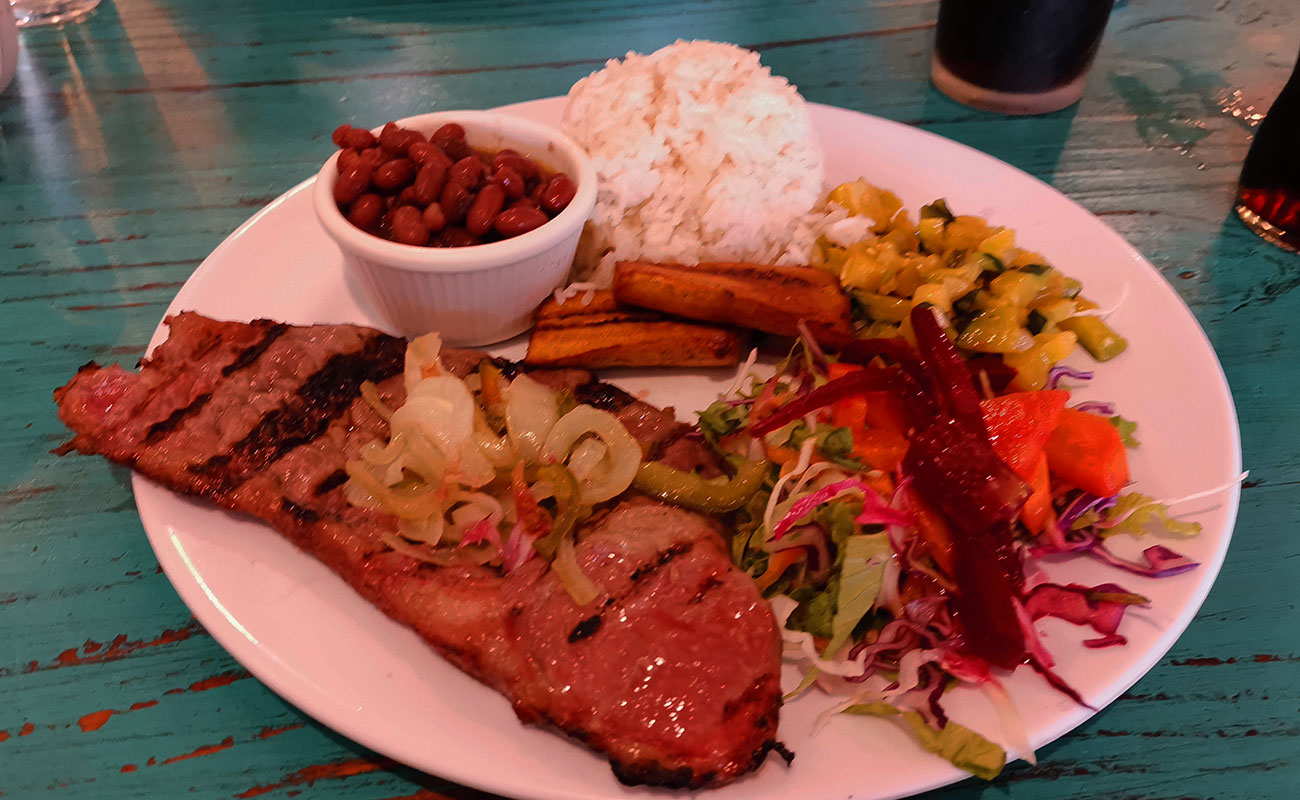 casado-con-carne-restaurante-la- cuchara-de-dona-emilce-canton-de-flores-heredia-20112023