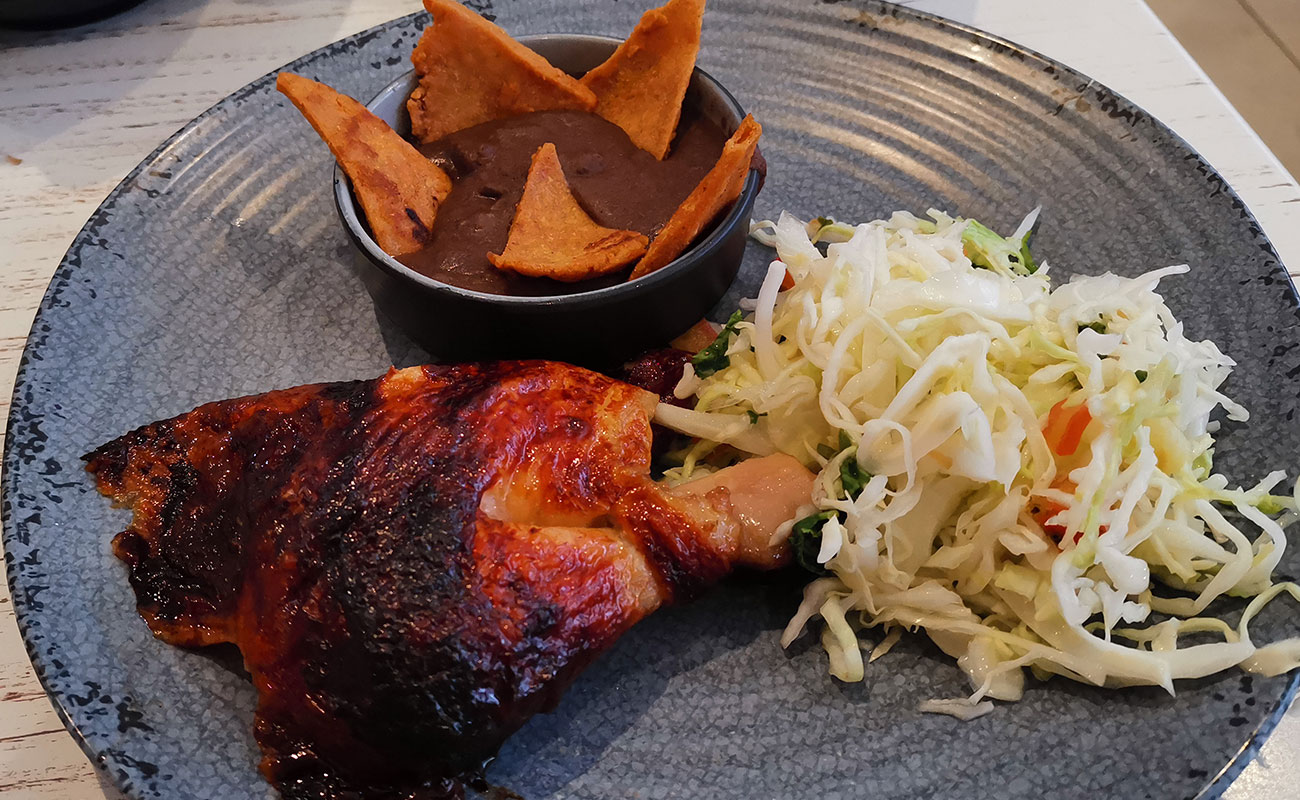 cuarto-de-pollo-asado-con-ensalada-y-frijoles-molidos-rosti-pollos-oxigeno-human-playground-distrito-san-francisco-canton-de-heredia-heredia-16112023