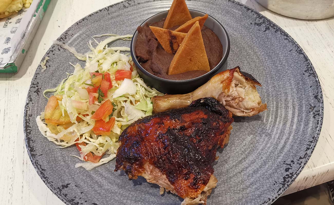 cuarto-de-pollo-asado-con-ensalada-y-frijoles-molidos-rosti-pollos-oxigeno-human-playground-distrito-san-francisco-canton-de-heredia-heredia-22022024