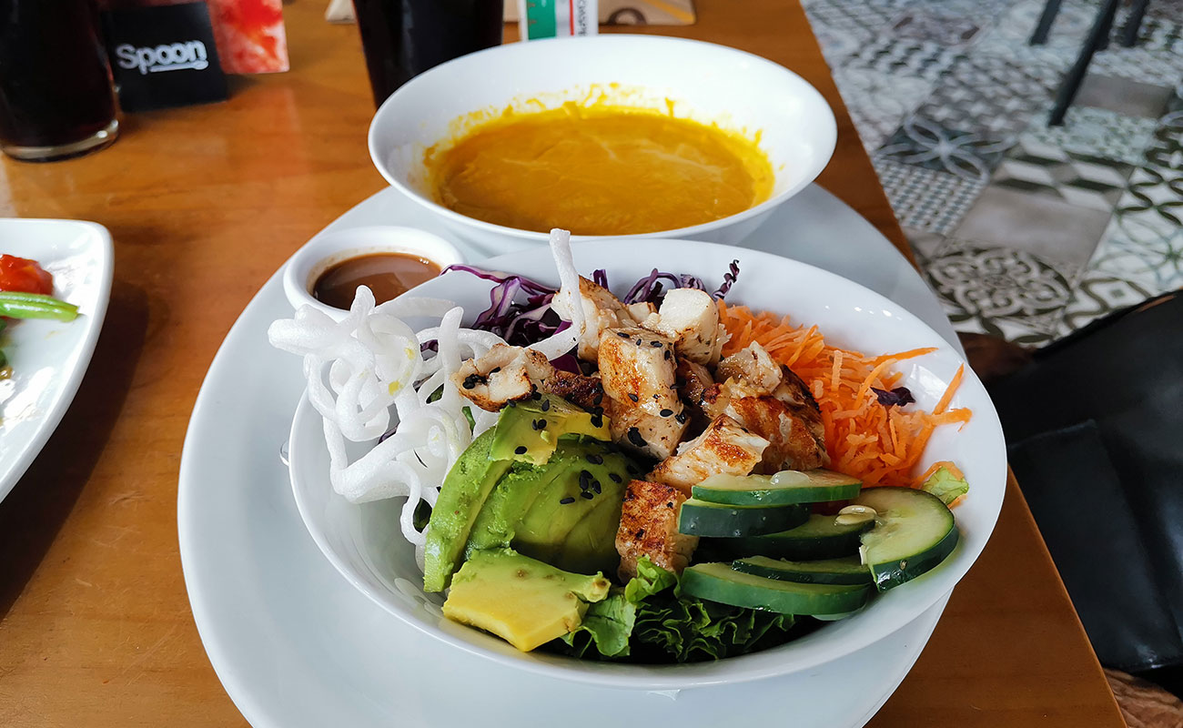 doble-gusto-ensalada-pollo-a-la-parrila-y-crema-de-ayote-restaurante-spoon-plaza-multiflores-san-francisco-heredia-09112023