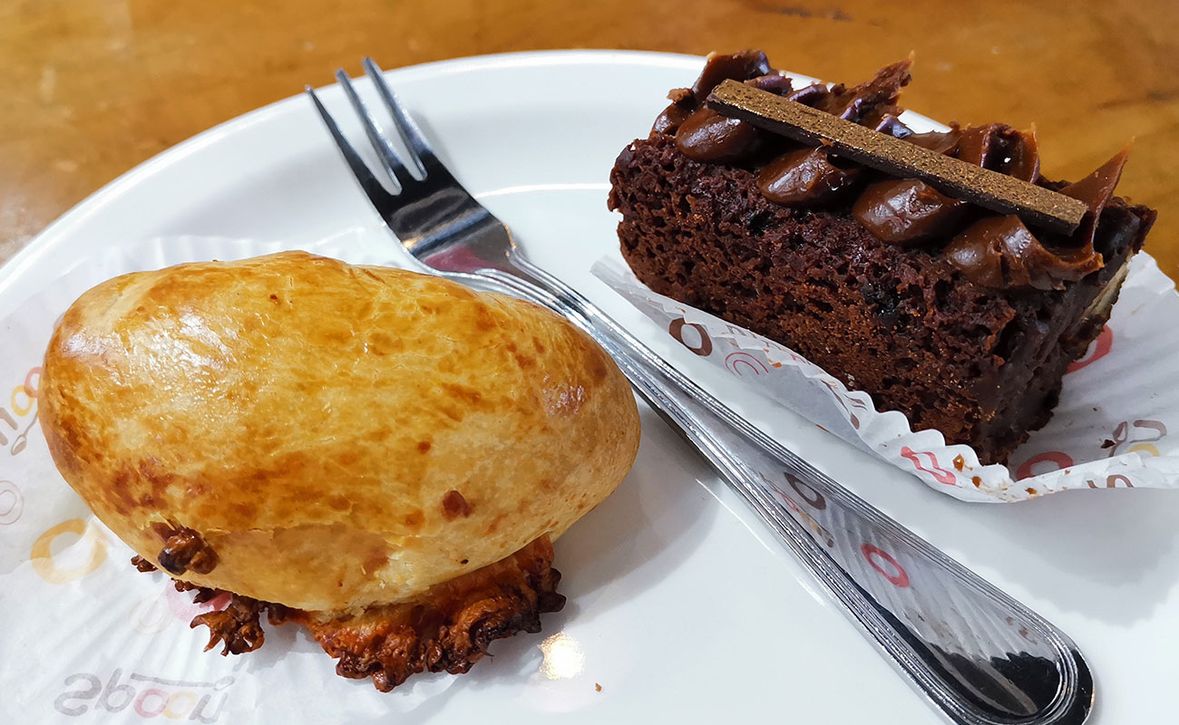 Empanada tres Quesos, Browni / Restaurante Spoon, Plaza Multiflores, San Francisco, Heredia 17092023