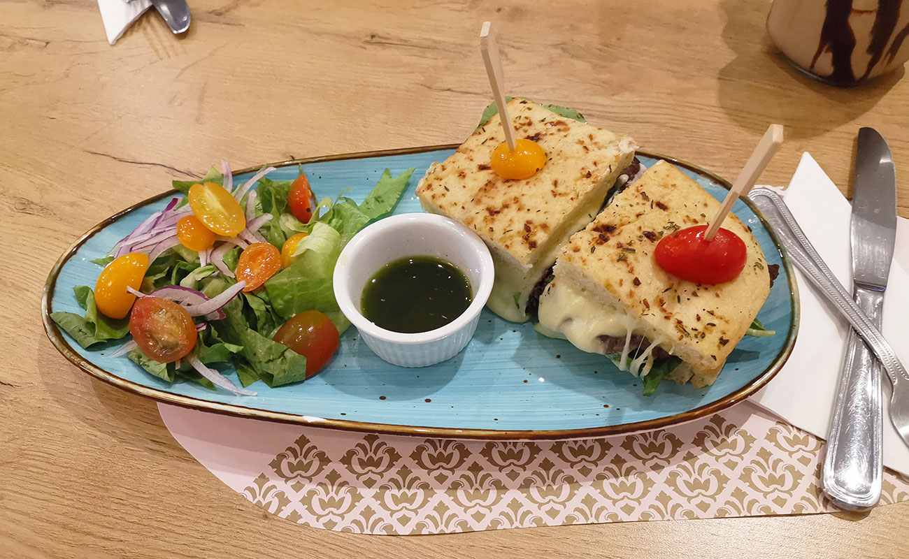 Panini Roast Beef / Gelatería Café, Oxigeno Human Playground, San Francisco, Heredia-17082023