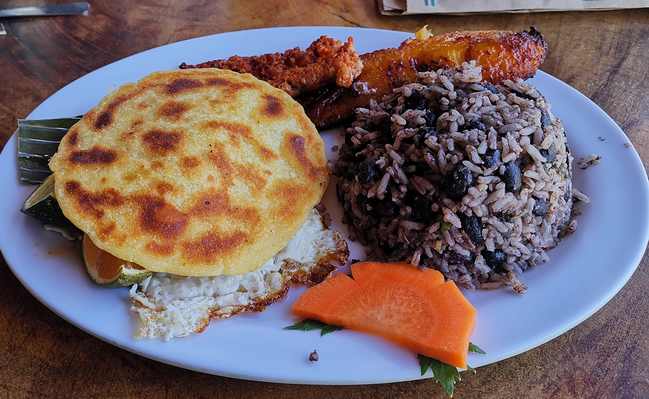 pinto-con-huevo-y-chorizo-restaurante-la-carretica-mercedes-norte-distrito-mercedes-canton-heredia-heredia-04022024