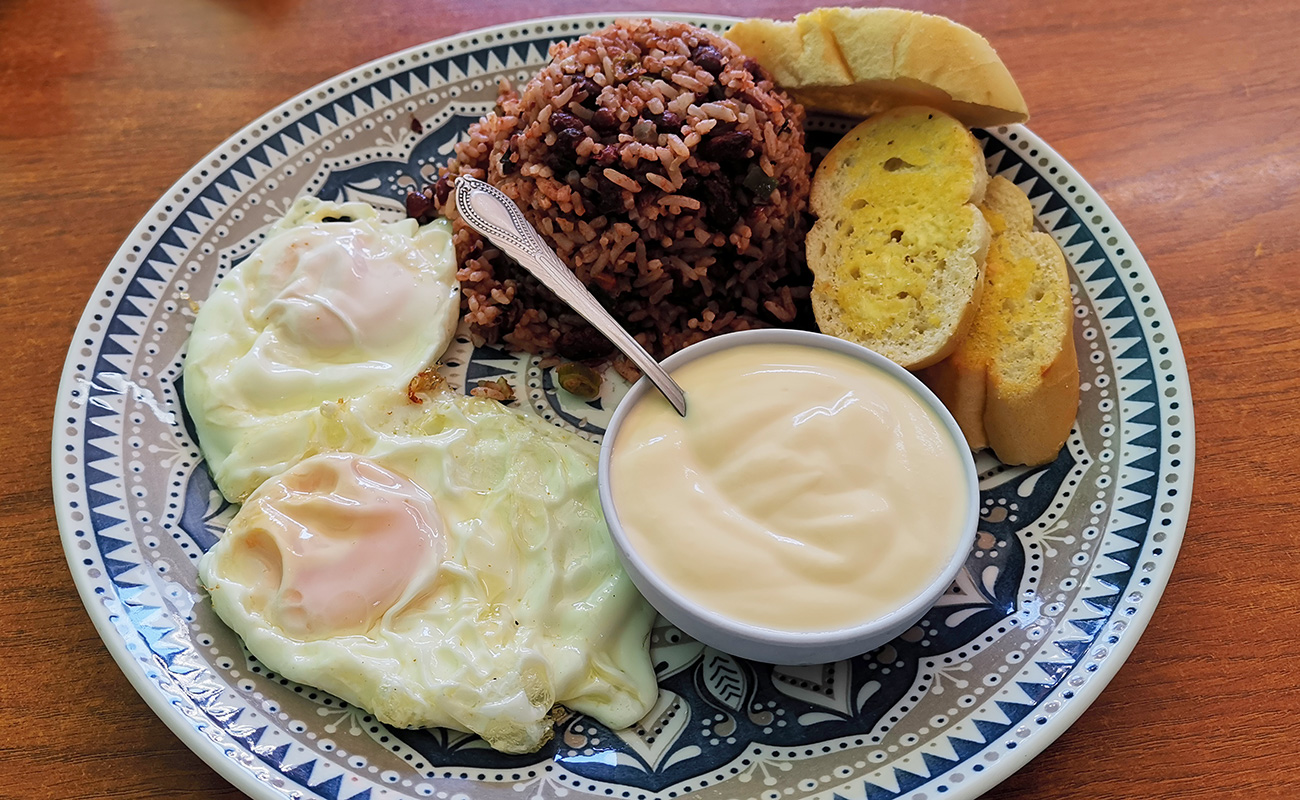 pinto-con-huevo-y-natilla-soda-el-seguro-distrito-central-heredia-09022024